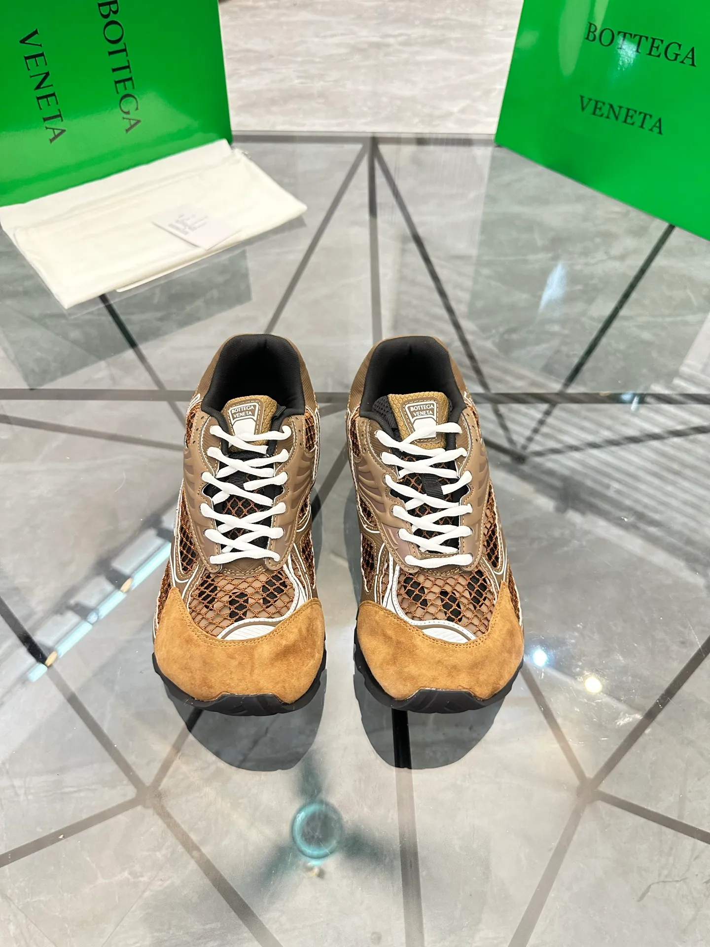 Factory men's shoes 💰: 620💰 (top version) BV Orbit sneakers Wang Yibo's same style couple's dad shoes Runner sneakers, made of lightweight technical mesh fabric. Matched with geometric pattern designed rubber outsole Wang Zha series high version Look for the package craftsmanship The actual height is much higher, but the legs are still slim. Very nice and playable and durable Matching to the standard 💯 Package shoe technology Look for the high version The outsole is made of color-blocked TPU outsole Women's model 35 36 37 38 39 40 41 (40 41 customized) Men's model 38 39 40 41 42 43 44 45. (Customized size 38 45.46) No. H345